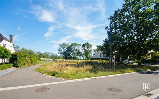 Exclusive villa lot of 13a 07ca, in a prime location in a low-traffic cul-de-sac directly adjacent to the Connection Canal