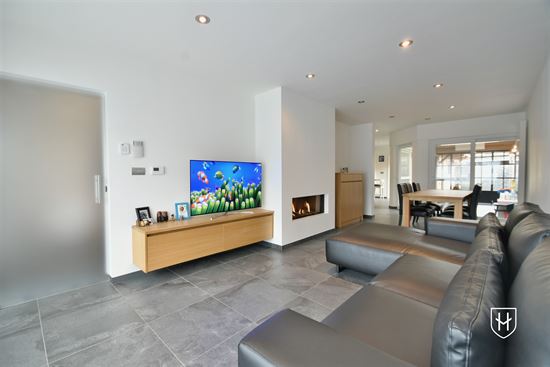 Luxueus afgewerkte woning met 2 badkamers en 3 slaapkamers en sfeervolle tuinkamer in een geliefde woonomgeving