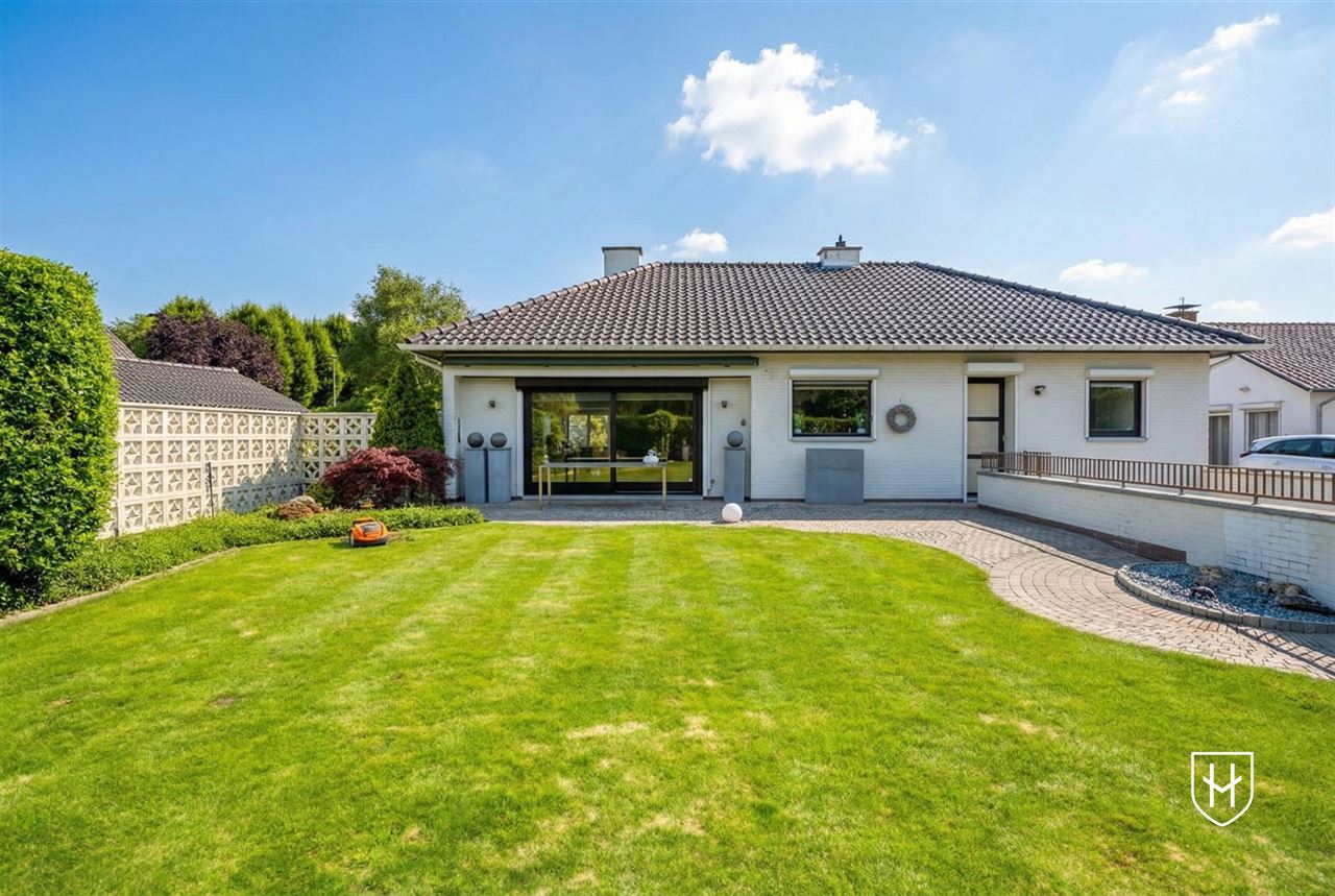 Klassiek landhuis met 4 slaapkamers, bureel en ondergrondse garage op prachtig perceel van 1.000 m2 nabij Lommel-Centrum