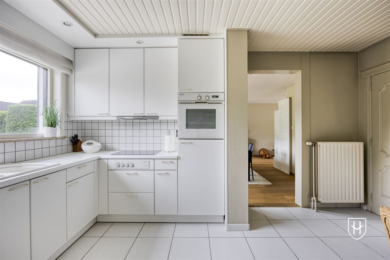 Klassiek landhuis met 4 slaapkamers, bureel en ondergrondse garage op prachtig perceel van 1.000 m2 nabij Lommel-Centrum
