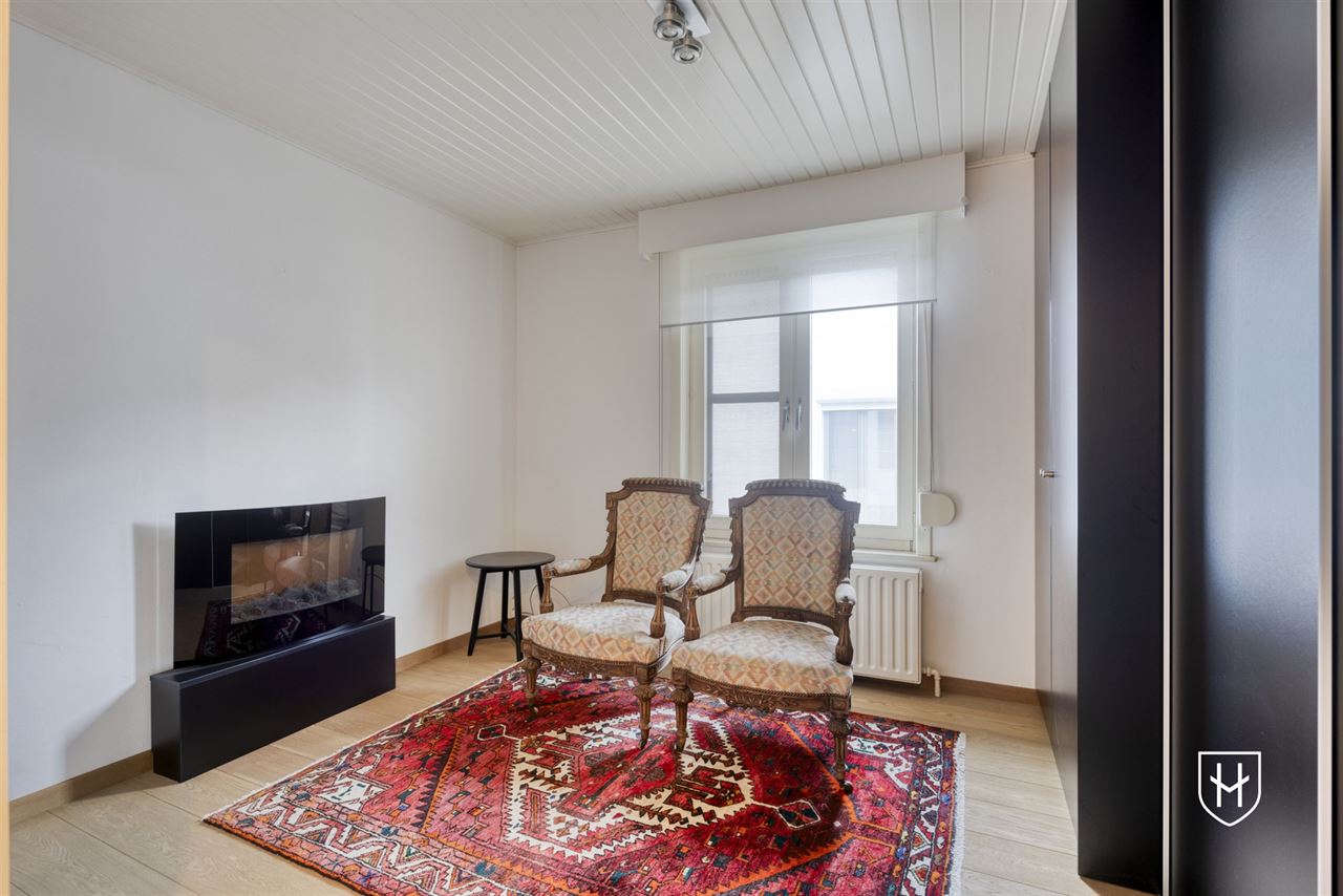 Klassiek landhuis met 4 slaapkamers, bureel en ondergrondse garage op prachtig perceel van 1.000 m2 nabij Lommel-Centrum