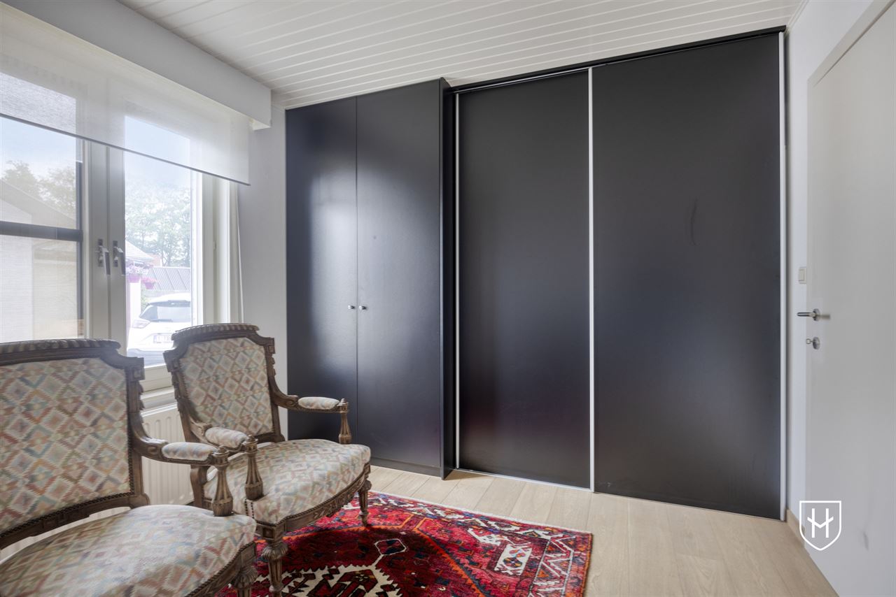 Klassiek landhuis met 4 slaapkamers, bureel en ondergrondse garage op prachtig perceel van 1.000 m2 nabij Lommel-Centrum