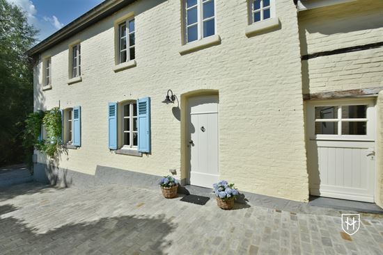 Idyllische hoeve met Provençaals blauwe luikjes op een unieke locatie te Tongeren