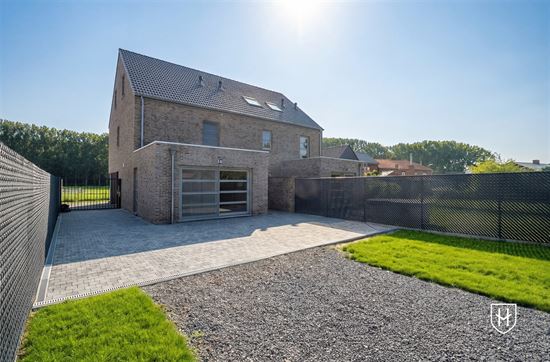 Luxueuze hedendaagse woning met E-peil van 23, direct grenzend aan het glooiende Haspengouwse landschap