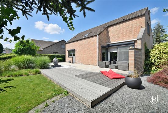 Maison contemporaine avec garage double et jardin spacieux dans un endroit agréable à Lanklaar