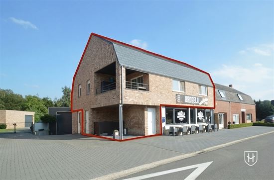 Centrally located spacious duplex apartment with terrace and carport in Grote-Brogel