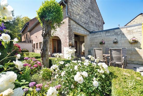 Charming manor house with spacious courtyard and attractive terraces