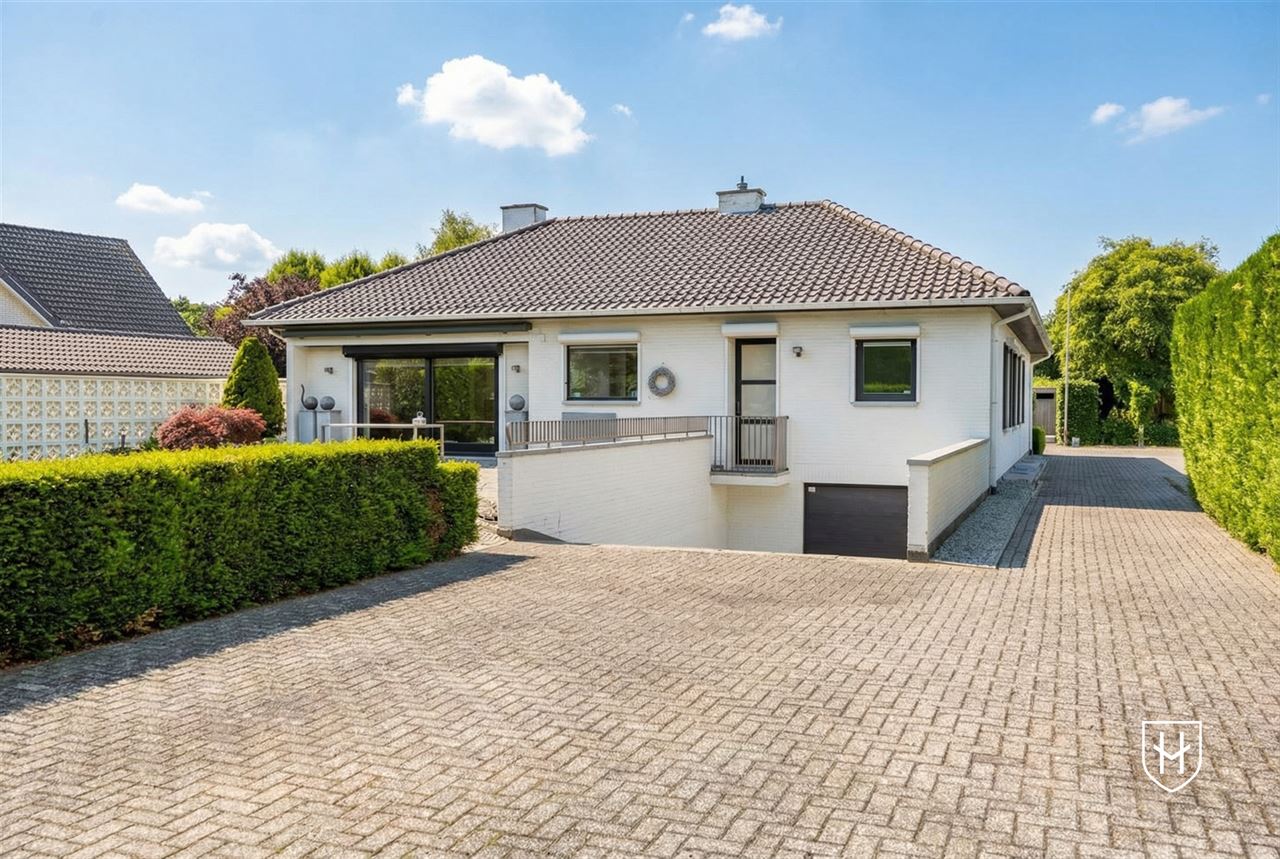 Klassiek landhuis met 4 slaapkamers, bureel en ondergrondse garage op prachtig perceel van 1.000 m2 nabij Lommel-Centrum