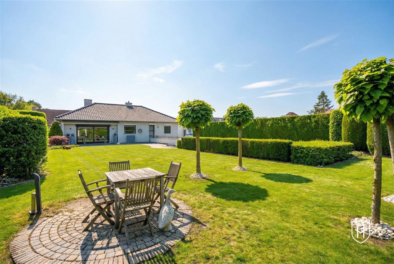 Klassiek landhuis met 4 slaapkamers, bureel en ondergrondse garage op prachtig perceel van 1.000 m2 nabij Lommel-Centrum