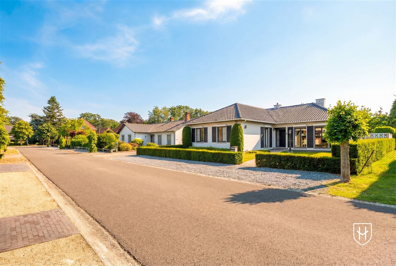 Klassiek landhuis met 4 slaapkamers, bureel en ondergrondse garage op prachtig perceel van 1.000 m2 nabij Lommel-Centrum