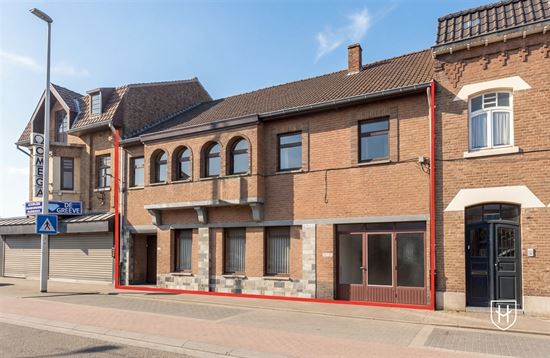 Zeer ruime woning, geschikt om wonen en werken te combineren, op een commerciële locatie te Lanaken-Rekem