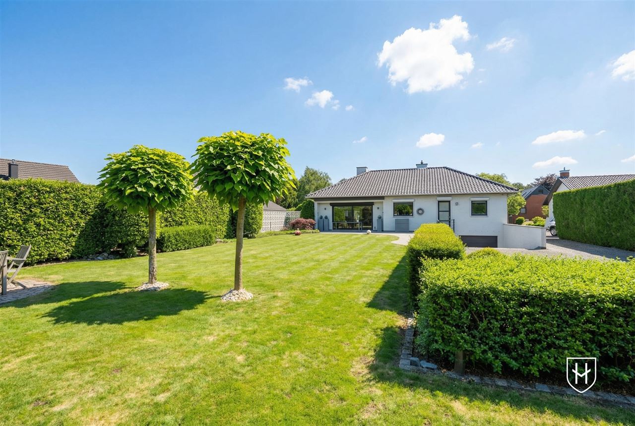 Klassiek landhuis met 4 slaapkamers, bureel en ondergrondse garage op prachtig perceel van 1.000 m2 nabij Lommel-Centrum