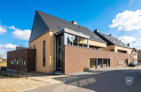 Luxueus afgewerkt gelijkvloers-appartement met riant terras, grote garage, dubbele autostaanplaats gelegen aan rand van Lanaken-Centrum