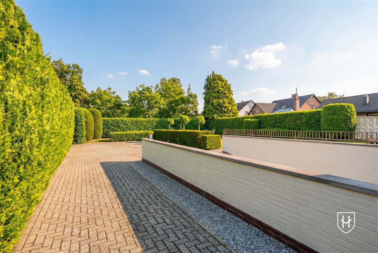 Klassiek landhuis met 4 slaapkamers, bureel en ondergrondse garage op prachtig perceel van 1.000 m2 nabij Lommel-Centrum