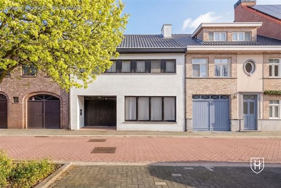 Ruime stadswoning met 4 slaapkamers, tuin en inpandige garage, rustig gelegen in het centrum van Neerpelt