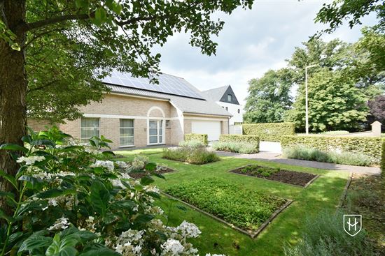 Hedendaagse riante villa met zonovergoten tuin in een residentiële omgeving in het pittoreske Leut