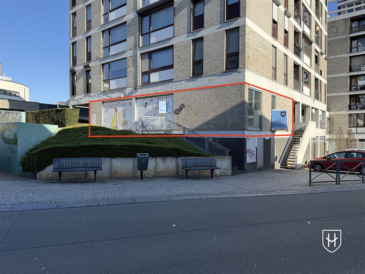Praktijkruimte / Kantorencomplex 145 m2 op een absolute zichtlocatie in het centrum van Lanaken, tussen het Gemeenteplein en de Jan Rosierlaan.