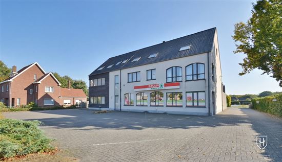 Riant commercieel handelspand op een absolute zichtlocatie met parkeergelegenheid