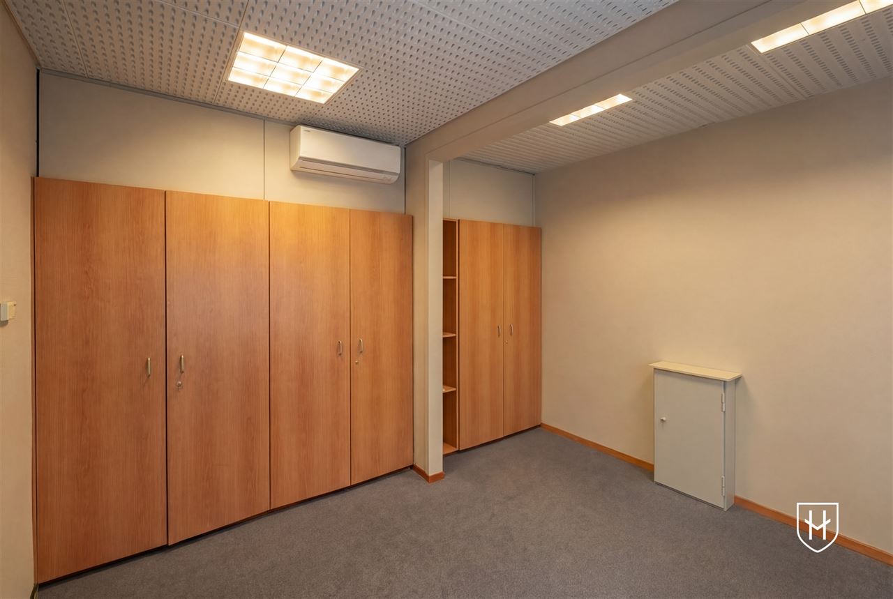 Praktijkruimte / Kantorencomplex 145 m2 op een absolute zichtlocatie in het centrum van Lanaken, tussen het Gemeenteplein en de Jan Rosierlaan.