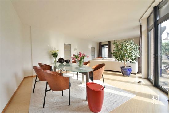 Sfeervol gelijkvloersappartement met lichtrijke leefruimtes met ruim terras en privétuin