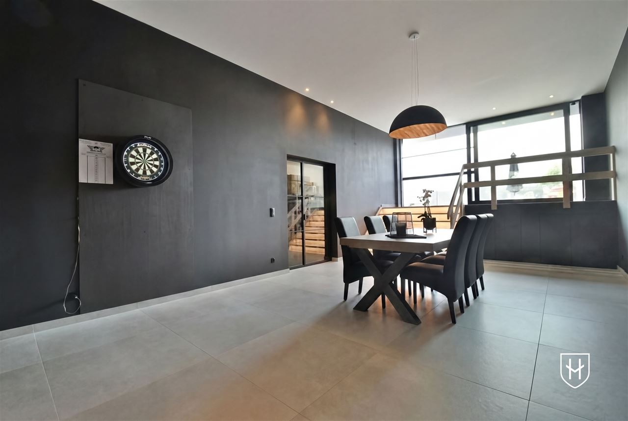 Commercieel gebouw op toplocatie met handelsgelijkvloers, garage en zeer royale bovenwoning met riant dakterras in hartje Lanaken