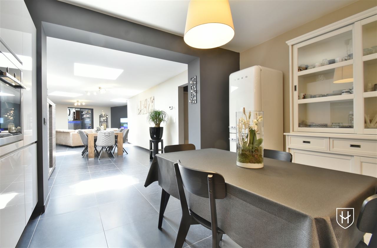 Commercieel gebouw op toplocatie met handelsgelijkvloers, garage en zeer royale bovenwoning met riant dakterras in hartje Lanaken