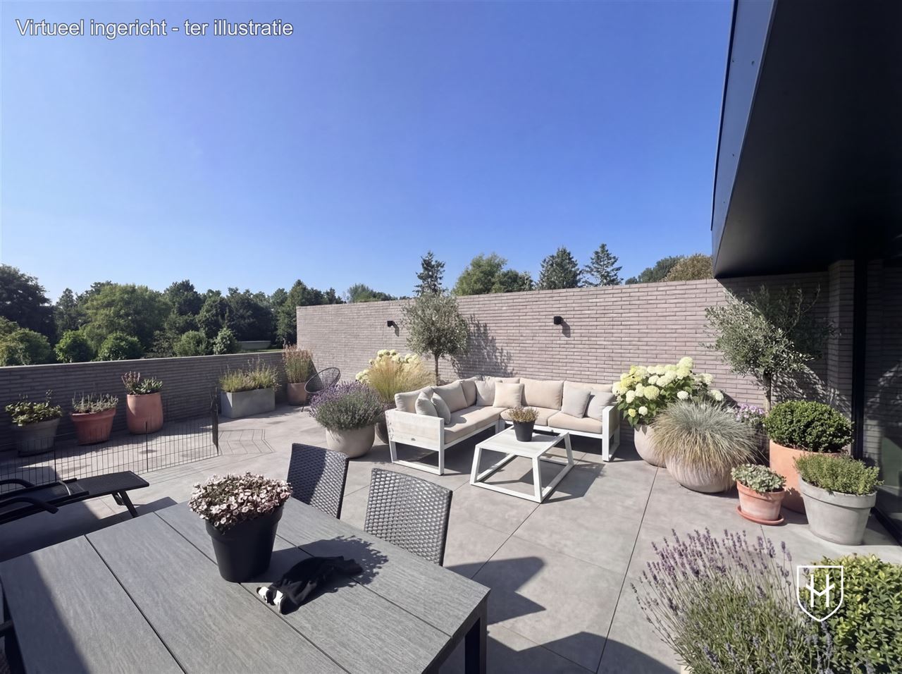 Commercieel gebouw op toplocatie met handelsgelijkvloers, garage en zeer royale bovenwoning met riant dakterras in hartje Lanaken