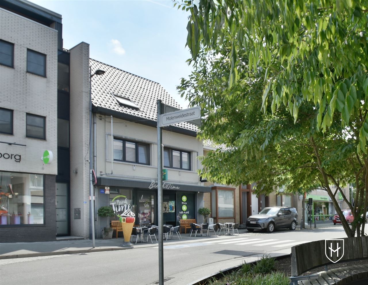 Commercieel gebouw op toplocatie met handelsgelijkvloers, garage en zeer royale bovenwoning met riant dakterras in hartje Lanaken