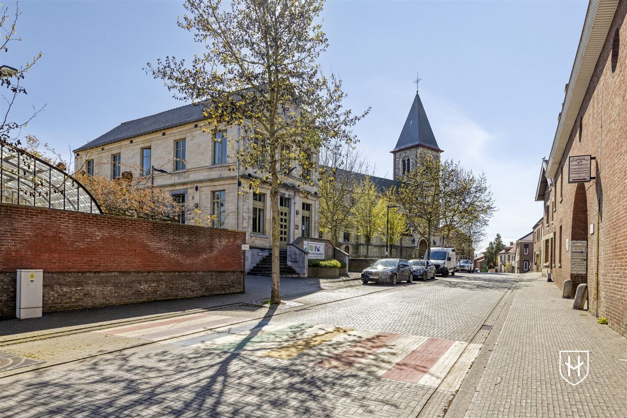 Charmante gezinswoning met grote schuur en eigen parking, sfeervolle omsloten binnenplaats en riante achtertuin, gelegen in de dorpskern van Zichen-Zussen-Bolder.