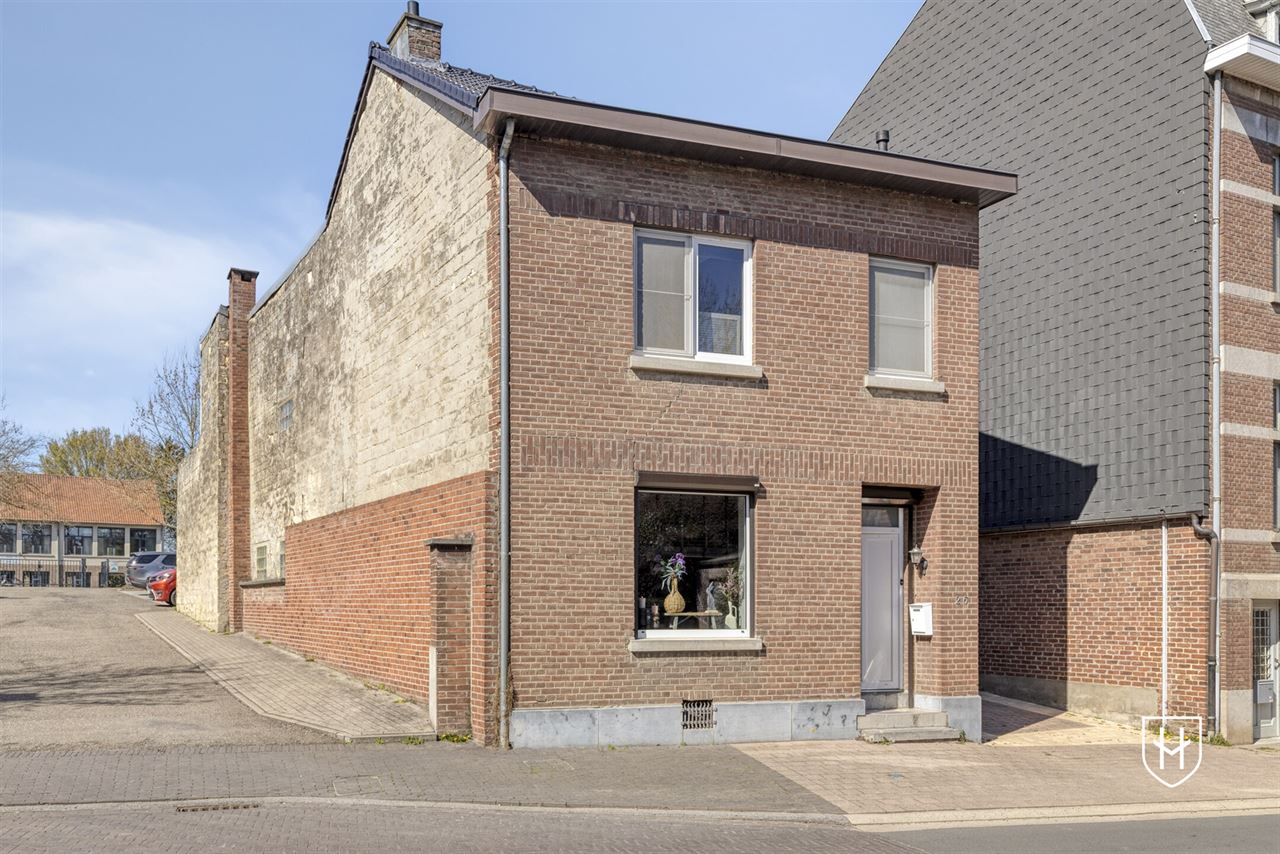Charmante gezinswoning met grote schuur en eigen parking, sfeervolle omsloten binnenplaats en riante achtertuin, gelegen in de dorpskern van Zichen-Zussen-Bolder.
