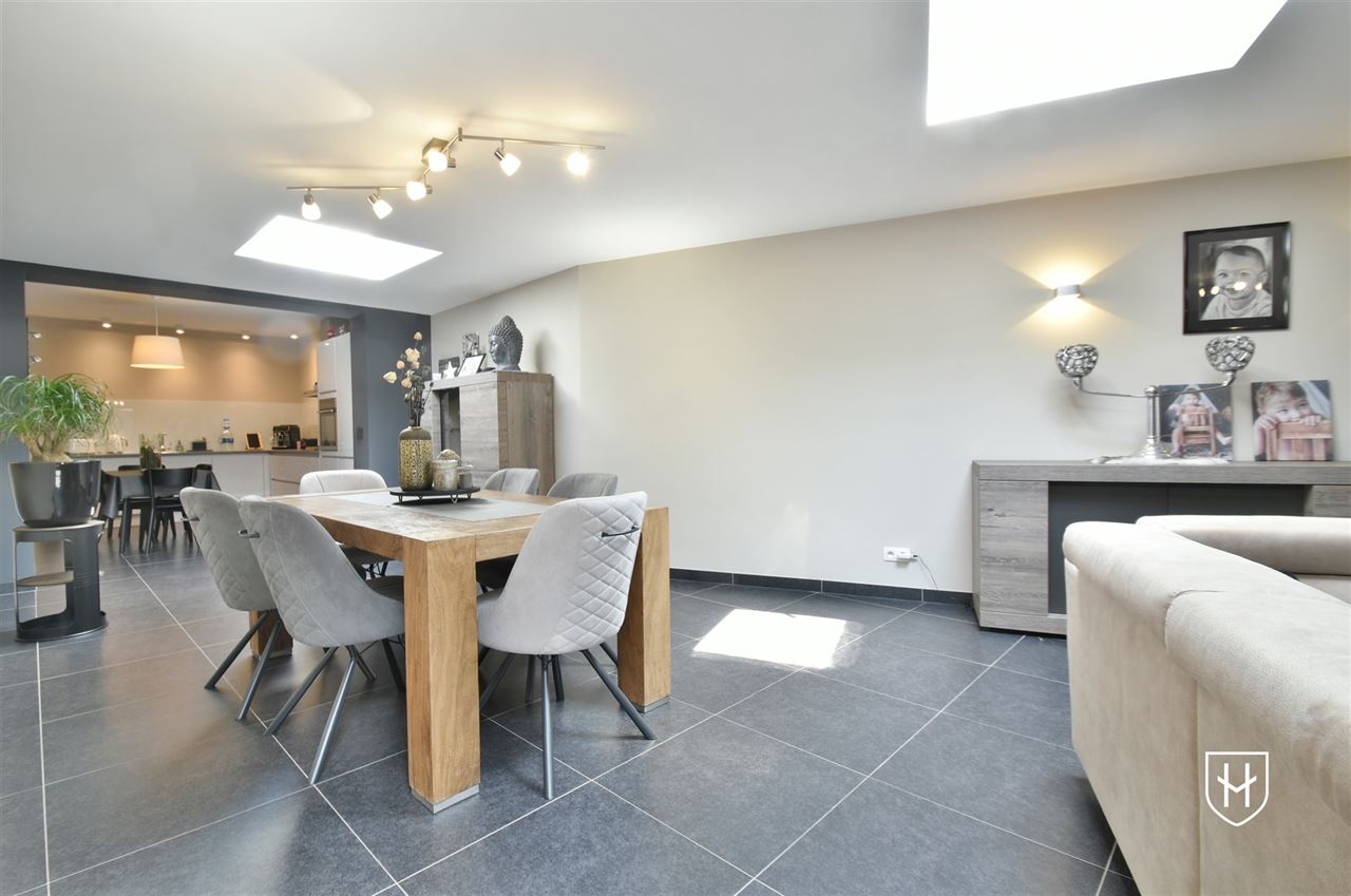 Commercieel gebouw op toplocatie met handelsgelijkvloers, garage en zeer royale bovenwoning met riant dakterras in hartje Lanaken