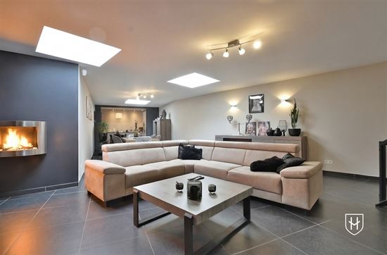 Commercieel gebouw op toplocatie met handelsgelijkvloers, garage en zeer royale bovenwoning met riant dakterras in hartje Lanaken