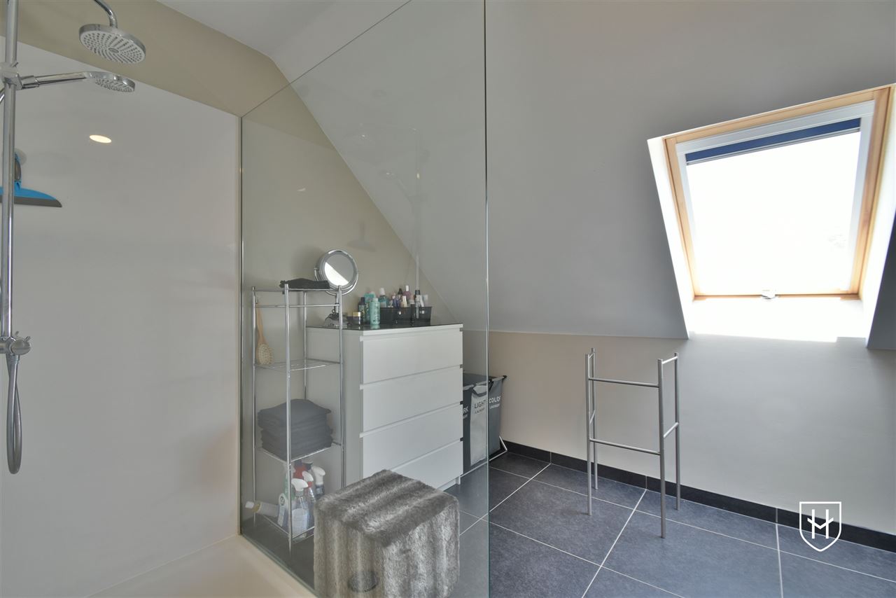 Commercieel gebouw op toplocatie met handelsgelijkvloers, garage en zeer royale bovenwoning met riant dakterras in hartje Lanaken