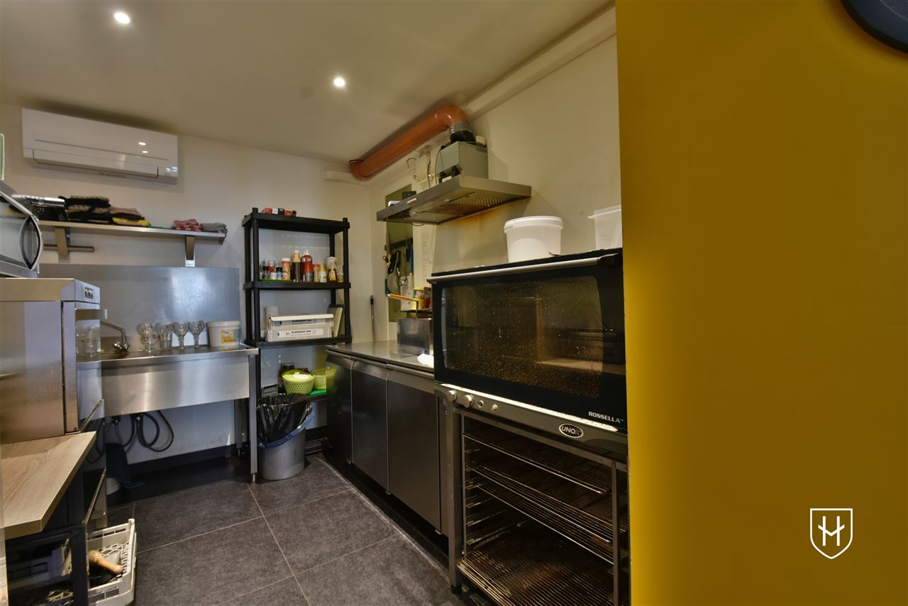 Commercieel gebouw op toplocatie met handelsgelijkvloers, garage en zeer royale bovenwoning met riant dakterras in hartje Lanaken