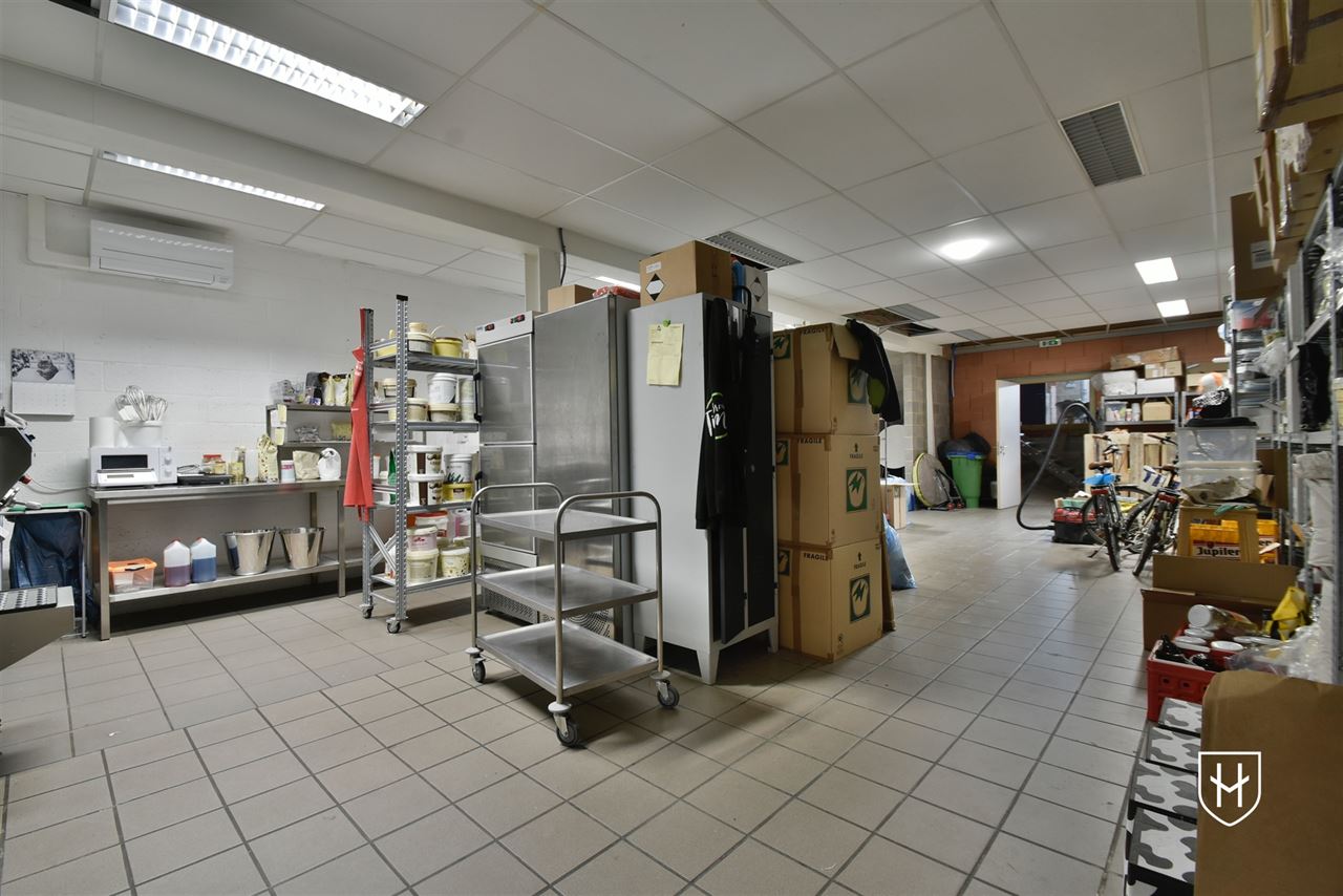 Commercieel gebouw op toplocatie met handelsgelijkvloers, garage en zeer royale bovenwoning met riant dakterras in hartje Lanaken