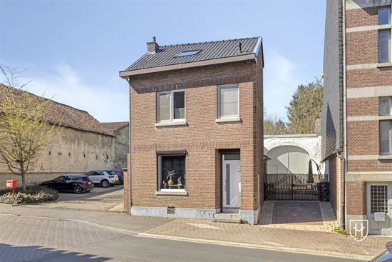 Charmante gezinswoning met grote schuur en eigen parking, sfeervolle omsloten binnenplaats en riante achtertuin, gelegen in de dorpskern van Zichen-Zussen-Bolder.