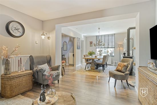 Charmante gezinswoning met grote schuur en eigen parking, sfeervolle omsloten binnenplaats en riante achtertuin, gelegen in de dorpskern van Zichen-Zussen-Bolder.