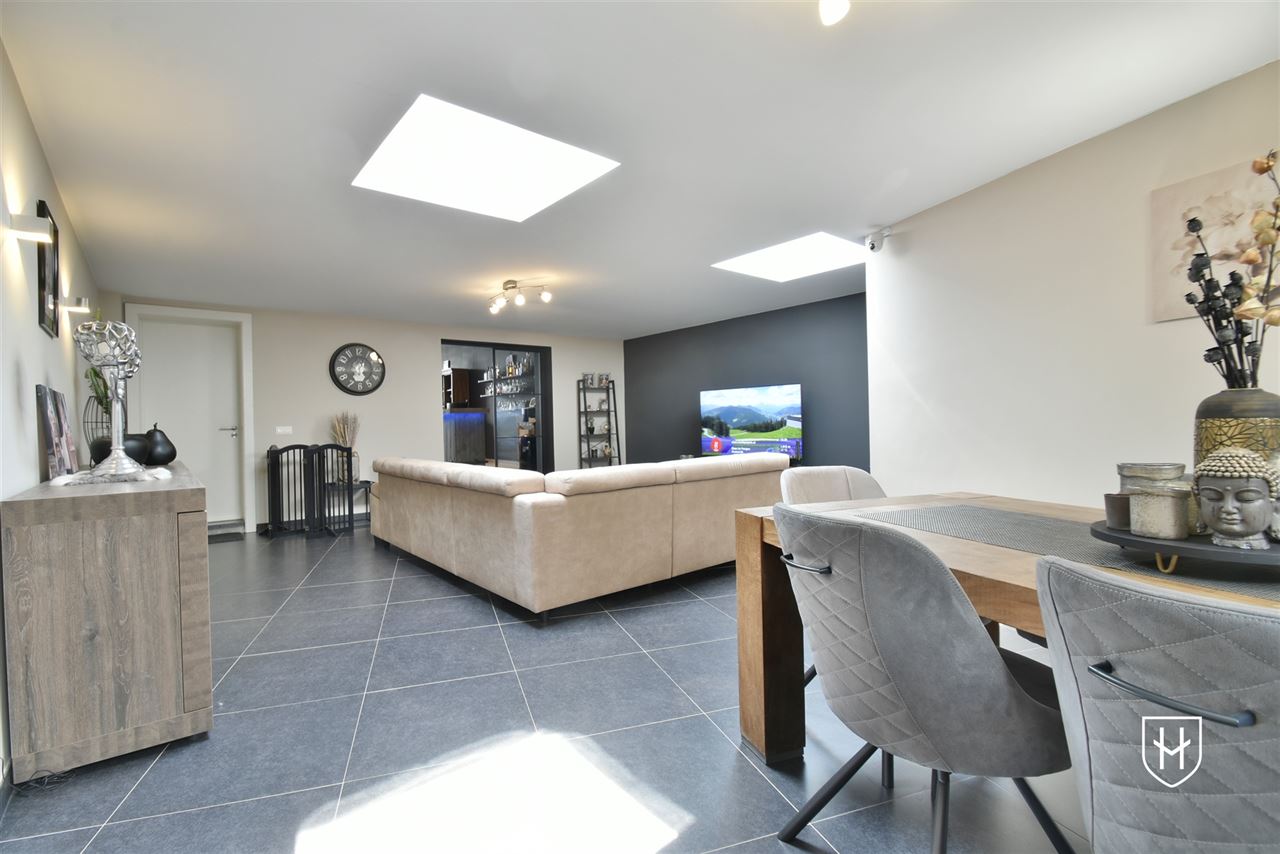 Commercieel gebouw op toplocatie met handelsgelijkvloers, garage en zeer royale bovenwoning met riant dakterras in hartje Lanaken