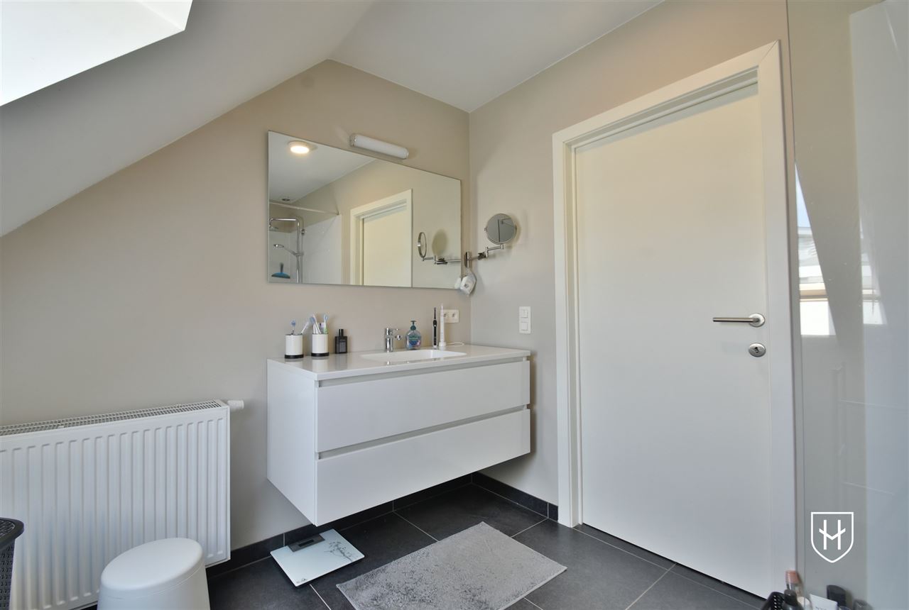 Commercieel gebouw op toplocatie met handelsgelijkvloers, garage en zeer royale bovenwoning met riant dakterras in hartje Lanaken
