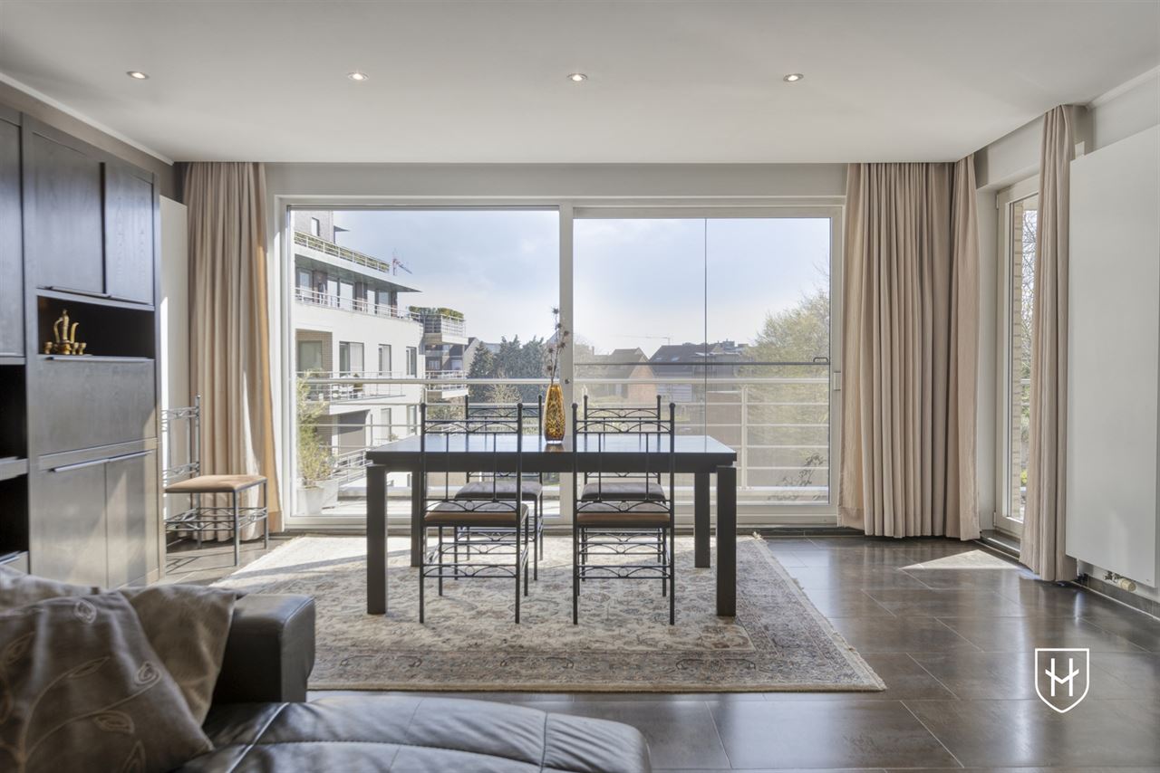Appartement d'angle moderne et contemporain avec 2 chambres et vue sur le jardin du parc