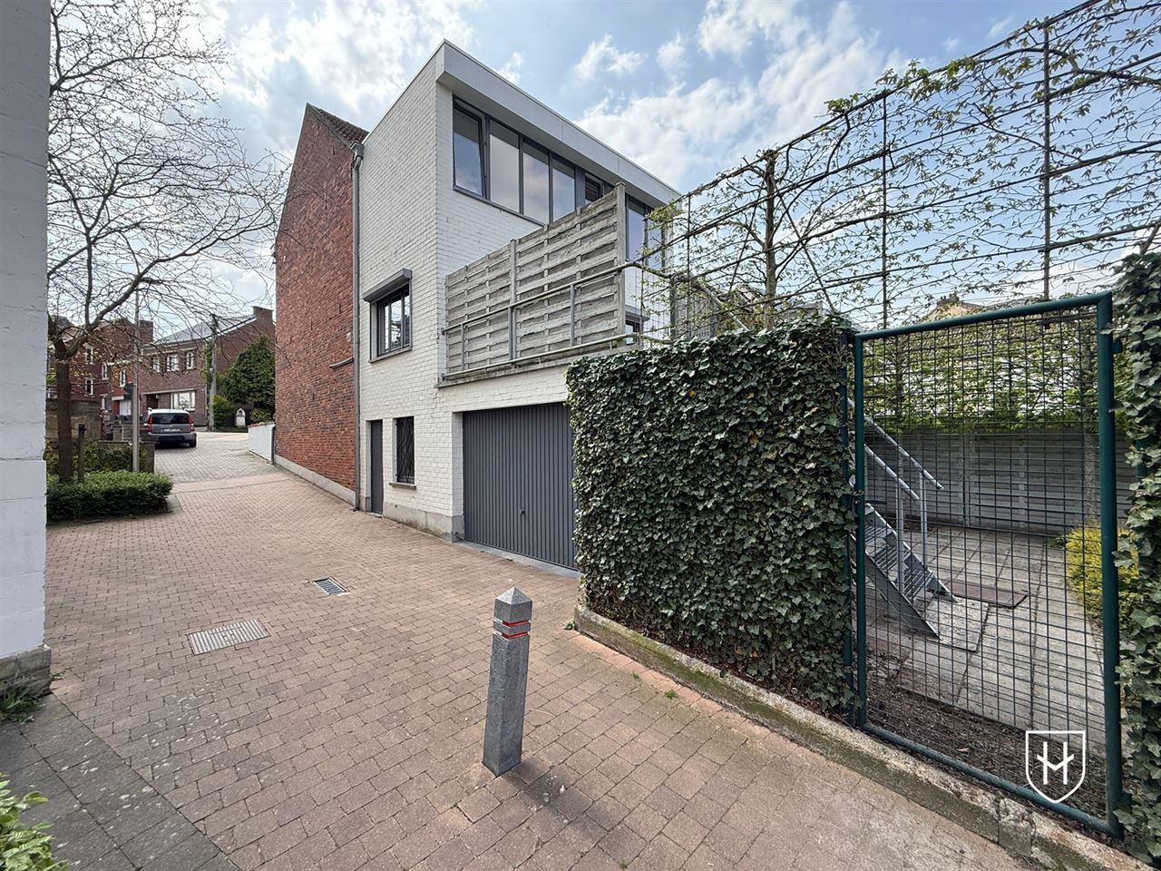 Halfvrijstaand woonhuis met zonnepanelen, 4 slaapkamers, een inpandige garage en een diepe achtertuin, rustig gelegen in Riemst-Kanne