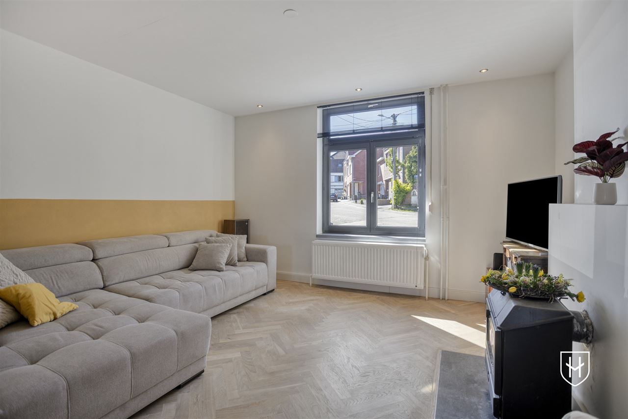 Halfvrijstaand woonhuis met zonnepanelen, 4 slaapkamers, een inpandige garage en een diepe achtertuin, rustig gelegen in Riemst-Kanne