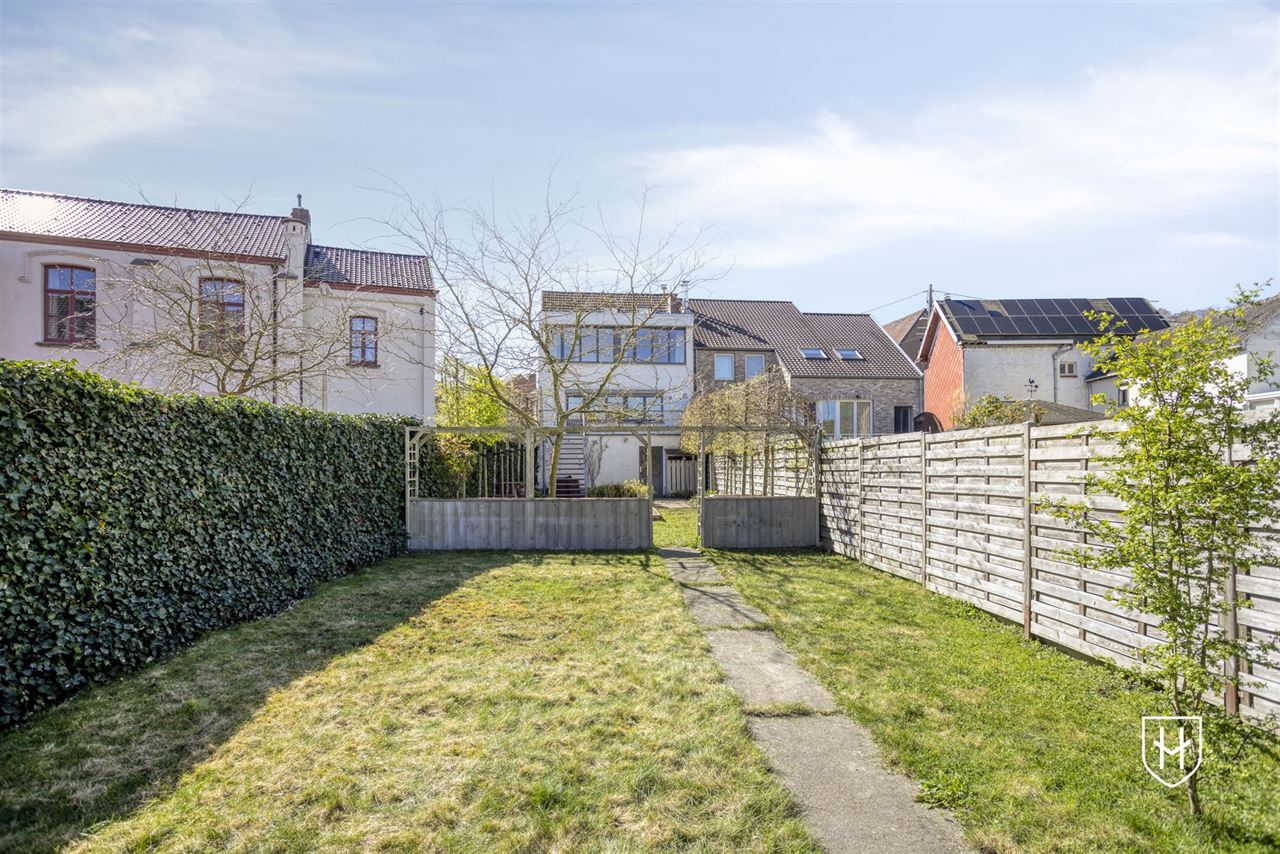 Halfvrijstaand woonhuis met zonnepanelen, 4 slaapkamers, een inpandige garage en een diepe achtertuin, rustig gelegen in Riemst-Kanne
