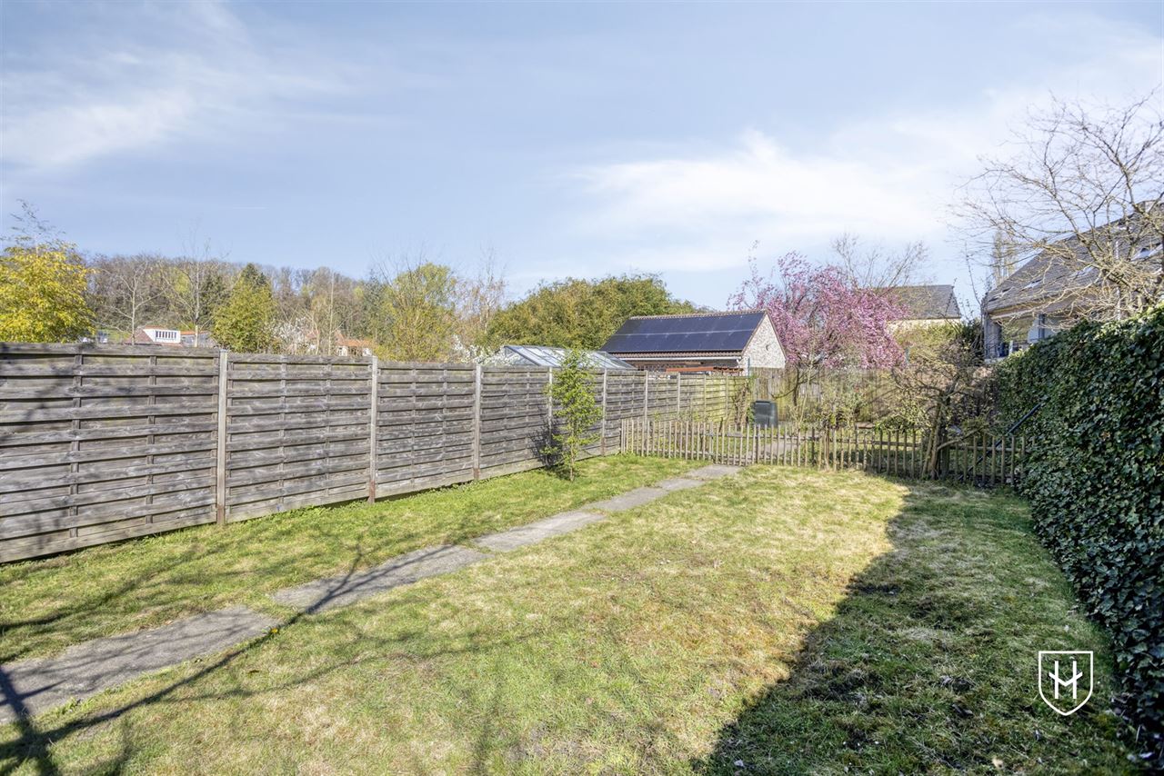 Halfvrijstaand woonhuis met zonnepanelen, 4 slaapkamers, een inpandige garage en een diepe achtertuin, rustig gelegen in Riemst-Kanne