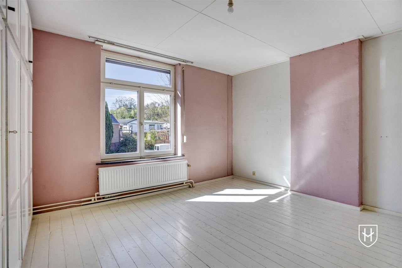 Halfvrijstaand woonhuis met zonnepanelen, 4 slaapkamers, een inpandige garage en een diepe achtertuin, rustig gelegen in Riemst-Kanne
