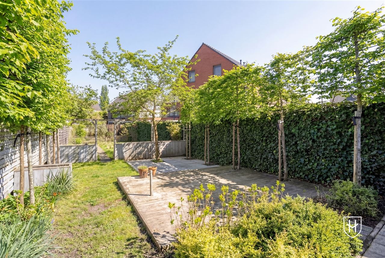 Halfvrijstaand woonhuis met zonnepanelen, 4 slaapkamers, een inpandige garage en een diepe achtertuin, rustig gelegen in Riemst-Kanne
