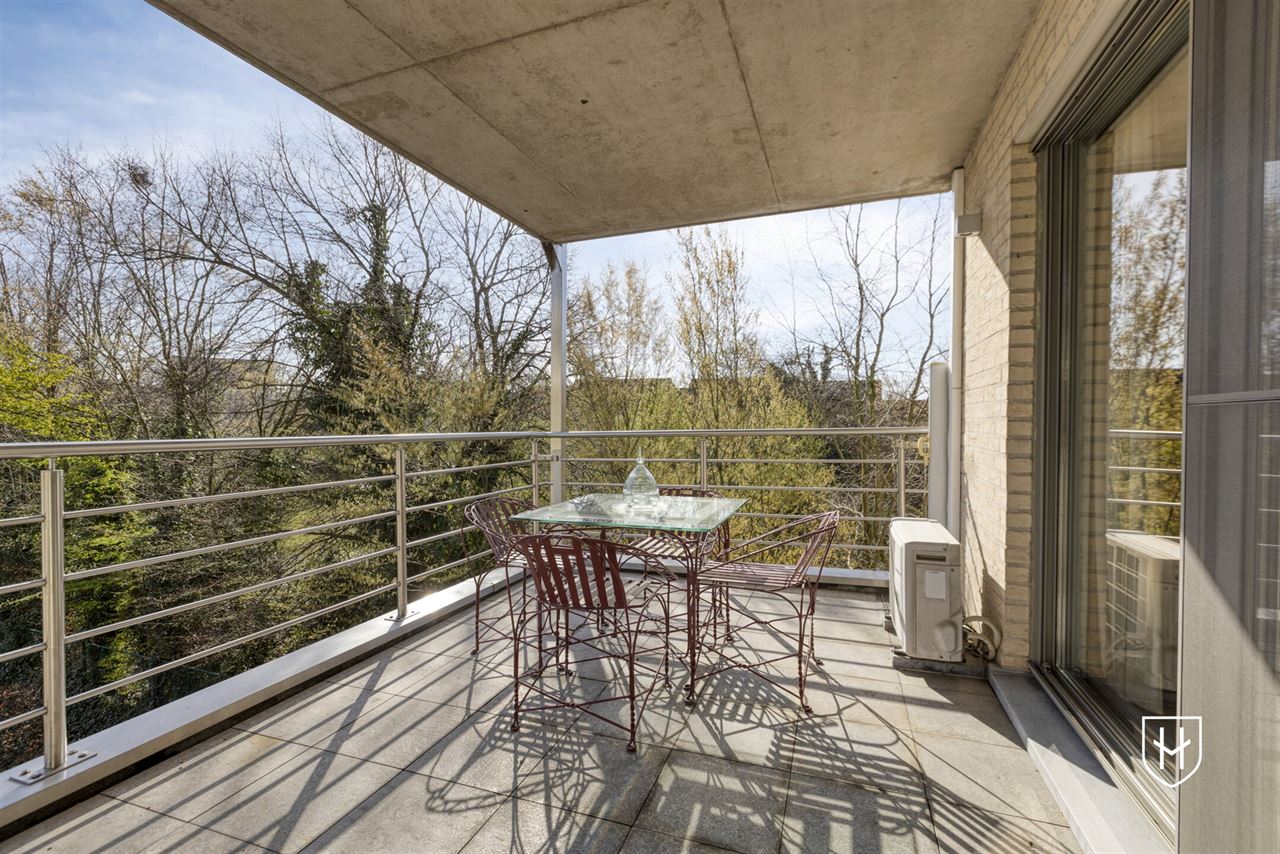 Appartement d'angle moderne et contemporain avec 2 chambres et vue sur le jardin du parc