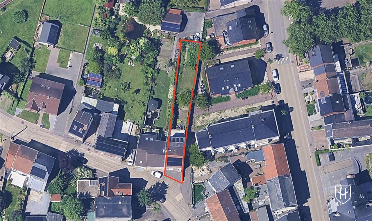 Halfvrijstaand woonhuis met zonnepanelen, 4 slaapkamers, een inpandige garage en een diepe achtertuin, rustig gelegen in Riemst-Kanne