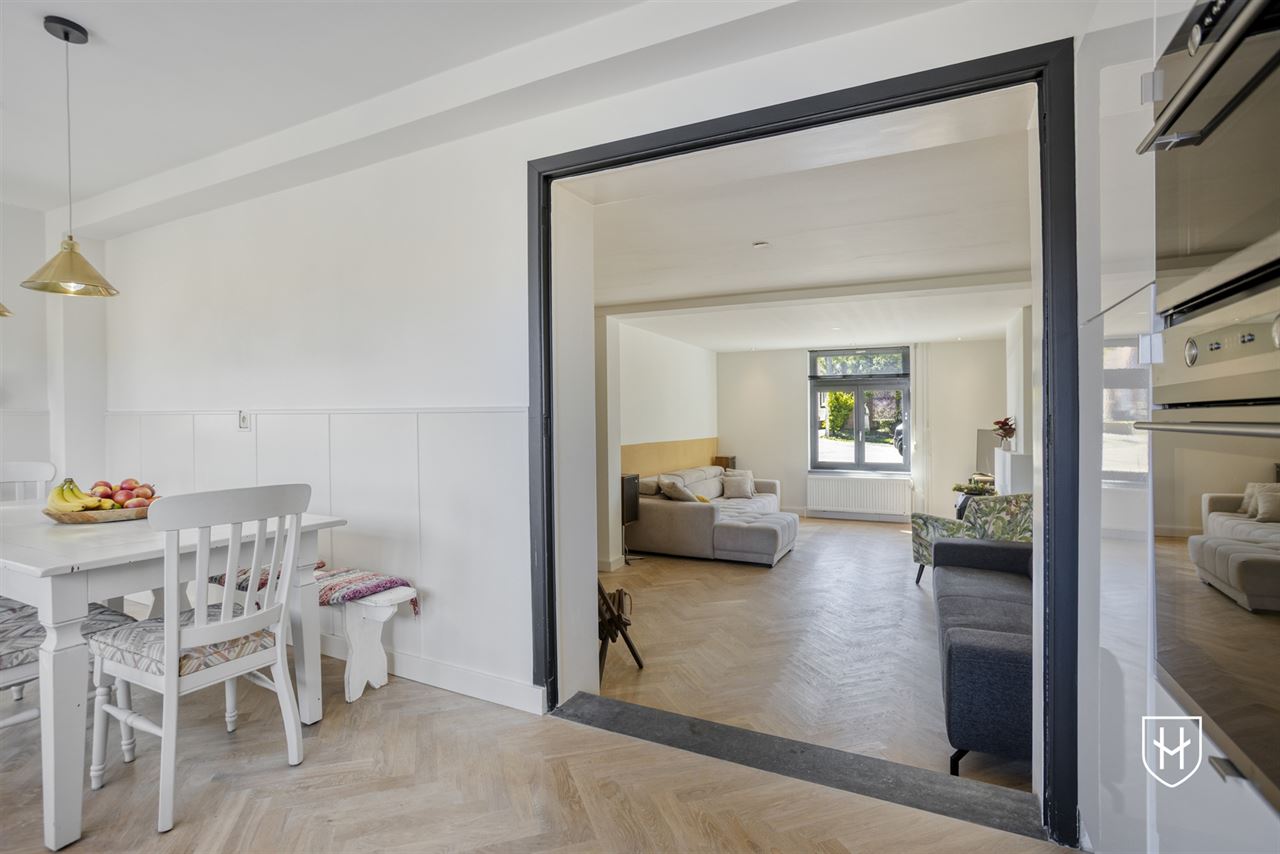 Halfvrijstaand woonhuis met zonnepanelen, 4 slaapkamers, een inpandige garage en een diepe achtertuin, rustig gelegen in Riemst-Kanne