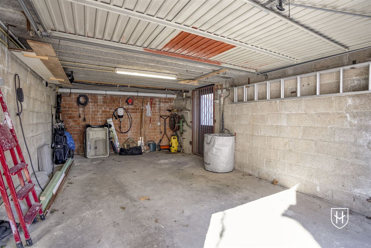 Halfvrijstaand woonhuis met zonnepanelen, 4 slaapkamers, een inpandige garage en een diepe achtertuin, rustig gelegen in Riemst-Kanne